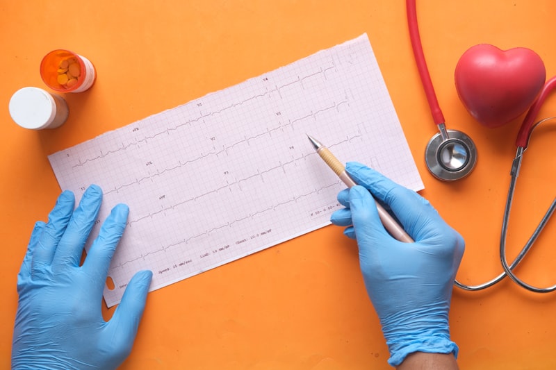 Registro de electrocardiograma y equipamiento médico